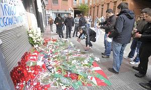 Ofrenda florar en el lugar en que cayó el joven tras ser golpeado por una pelota de los antidisturbios./ E.C./