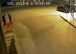 Momento en el que el bebé es abandonado en plena calle./
