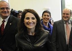 Tejeria, el pasado día 8 tras recoger su acreditación en la Cámara autónoma, con Egibar y Ortuzar detrás. /Iosu Onandia/