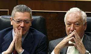 Los ministros Gallardón y Margallo presentarán hoy la medida./ Archivo/