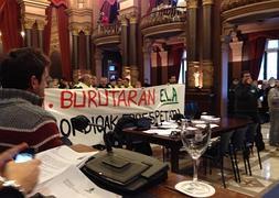 Trabajadores de ELA irrumpen en el Pleno de San Sebastián/