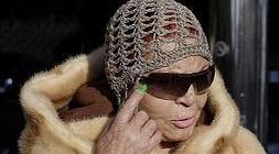 La actriz Sara Montiel a su llegada a la clínica oftalmológica Fernández-Vega de Oviedo. /Efe/