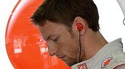 Jenson Button, cabizbajo ayer en Sepang. /Afp/