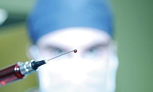 Un médico, con una jeringuilla en un quirófano./ E.C./