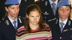Amanda Knox llega a una vista previa a su juicio, en 2008./ Reuters/