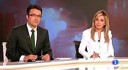 Marcos López y Marta Jaumandreu, en el telediario. /TVE/