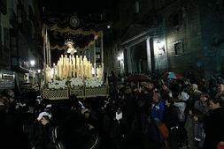 La procesión de La Soledad recorre las calles del Casco Viejo. /Mitxel Atrio/