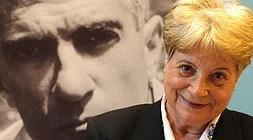 Sabina de la Cruz ante un retrato de Blas de Otero. /E.C./