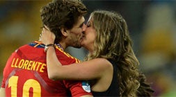 La pareja se da un beso en la Eurocopa. /Efe/