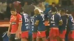 Momento en el que los jugadores del Nacional felicitan a su compañero./