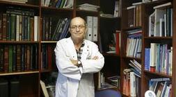 El dermatólogo José Carlos Moreno en su despacho. / Rafael Carmona/