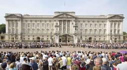 Turistas frente al Buckingham Palace. / AFP/