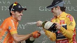 Valverde celebra con Samuel Sánchez su triunfo en la Vuelta Ciclista a España 2009./ Ap/