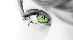 Una mujer con ojos verdes. / Fotolia/