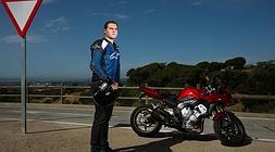 Albert Rivera se relaja pilotando su moto cuando tiene tiempo./ Julio Carbó/