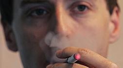 Un hombre disfruta de su cigarrillo electrónico./ Reuters | Grafico: Josemi Benítez/