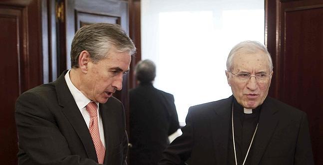 Ramón Jáuregui, coordinador de la Conferencia Política del PSOE, y el cardenal Rouco./ Efe/