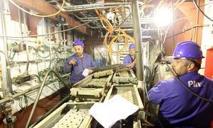 Trabajadores de La Naval, en plena faena. /J. Alemany/