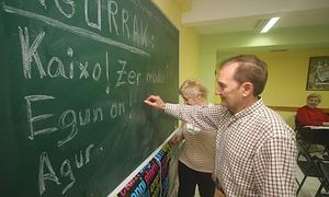 Dos adultos en una clase de euskera./ A.M./