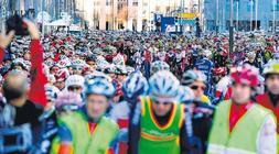 Cientos de ciclistas protestan en Bilbao hace un año, tras la muerte de Iñaki Lejarreta. / Ignacio Pérez/