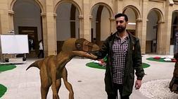 Unai Izquierdo interactúa con un dinosaurio digital en uno de los claustros de Deusto. / CreativiTIC | Vídeo: U. Izquierdo y S. Domínguez/