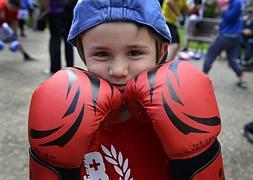 Personas de todas las edades se han animado a probar los guantes. /Efe/