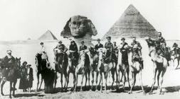 Gertrude Bell en camello, entre Churchill y Lawrence de Arabia, en 1921./