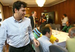 APOYO. Ortiz de Zárate, en el inicio de su encuentro de ayer con representantes de las peñas y colectivos albiazules. / IOSU ONANDIA/