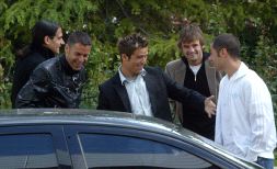 Carreras bromea con Astudillo, De Lucas, Edu Alonso y Lacen ante el Palacio de Justicia. / I. AIZPURU/