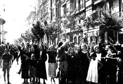 VENCEDORES. Bilbaínos saludan, brazo en alto, el paso de las tropas franquistas. / EL CORREO/