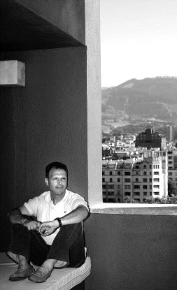 SE PONE EN MARCHA. Joaquín Caparrós, ayer en la terraza del hotel Sheraton. / IGNACIO PÉREZ/