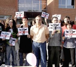 Miembros de AnimaNaturalis, ayer, durante su protesta. / M. H./