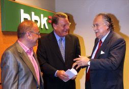 ACUERDO. Xabier de Irala, flanqueado por el consejero Javier Madrazo y el alcalde de Bilbao, Iñaki Azkuna, en el acto de ayer. / MITXEL ATRIO/
