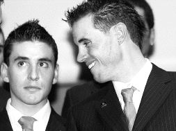 Antón, junto a su compañero y amigo Samuel Sánchez. / EL CORREO/