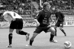 Txiki, quien se lleva un balón ante un rival y Urzelai, fue expulsado al final del partido y el Sevilla Atlético aprovechó para ganar al Eibar (0-1). / JULIO CALLEJA/