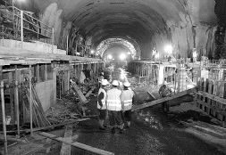 A BUEN RITMO. Operarios han excavado ya un centenar de metros del cañón. / PEDRO URRESTI/