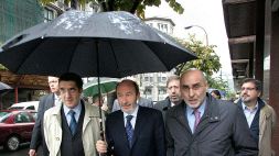 VISITA. El ministro Rubalcaba pasea por Bilbao arropado por la plana mayor de los socialistas vascos. / BERNARDO CORRAL/