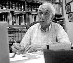 24 LIBROS componen la colección de historia sobre Zaldibar. / J. C./