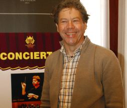 MÚSICA. El director Jan Cober, ayer en el Principal. / JESÚS ANDRADE/