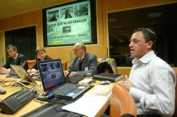 COMISIÓN DE TRANSPORTES. El portavoz de la plataforma vecinal expone sus argumentos. / I. ONAINDIA/