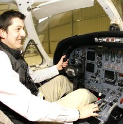 Un piloto de NordJet, a los mandos de un avión. / JESÚS ANDRADE/