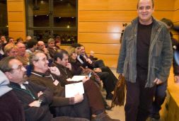 GRAN RESPALDO. Un sonriente Egibar entra en la asamblea territorial que le reeligió ayer para presidir el GBB. / JOSÉ USOZ/