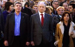 PROTESTA. Gorka Knörr, Juan María Atutxa e Izaskun Bilbao, durante la manifestación de la pasada semana en Bilbao. / BORJA AGUDO/