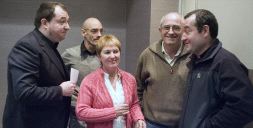 MAHAIKIDES. Pernando Barrena, Mikel Etxaburu, Karmele Aierbe, Patxi Urrutia y Aitor Aranzabal, tras una rueda de prensa ofrecida esta semana en San Sebastián. / EFE/