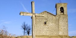 PRERROMÁNICO. Aspecto de la iglesia de San Juan Bautista, en Acilu, cuya nave se conserva prácticamente completa. / NOELIA MARTÍNEZ/