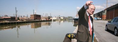 JUNTO AL CANAL. Areso indica las zonas donde se prevén los rellenos, que servirán para perfilar los márgenes de la ría y construir pisos y equipamientos. / MAITE BARTOLOME/