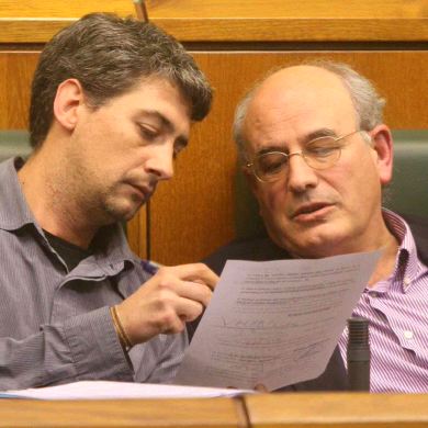 CRÍTICO. Oskar Matute charla ayer en el Parlamento con Antton Carrera. / IOSU ONANDIA/