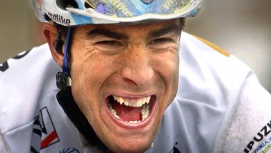 LA DUREZA DE LA VICTORIA. David Herrero se esfuerza en los metros finales de la meta de Viana en la que entró por delante de Léon Sánchez y Bettini. / EFE/