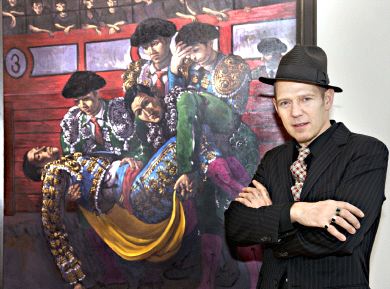 LA COGIDA. Paul Simonon, ante una de las obras taurinas que expone en Londres. / IONE SAIZAR/