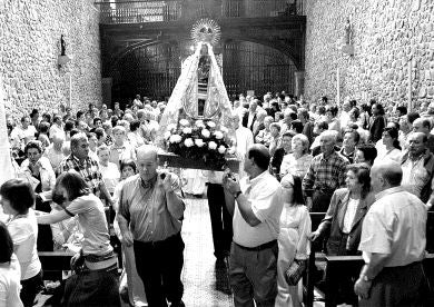 A HOMBROS. Un grupo de fieles inicia la procesión desde el propio Santuario. /JULIO CALLEJA/